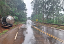 Após falha mecânica, caminhão sai da pista e colide em árvore na SC-157
