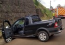 Homem se envolve em acidente de trânsito, bate em muro e fica preso nas ferragens do veículo