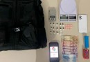 Colete balístico e drogas são encontrados em residência