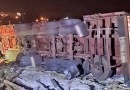 Motorista filma momento em que carreta tomba e explode
