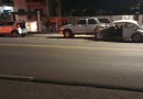 Homem fica ferido após Fusca colidir contra veículo estacionado