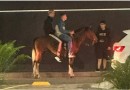 Clientes vão a abertura do McDonald’s a cavalo