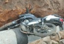 Motociclista fica ferido ao cair em vala no Oeste de Santa Catarina