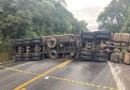 Carreta tomba e interrompe totalmente o trânsito na BR-282