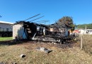 Mãe acorda com gritos de vizinhos e salva filhos de incêndio em residência