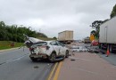 Acidente gravíssimo com 2 carros e três caminhões mata jovem e deixa feridos em SC