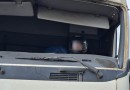 Caminhoneiro é flagrado de capacete dirigindo carreta sem para-brisa