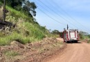 Corpo de Bombeiros combate incêndio ambiental próximo a rede elétrica