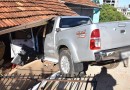 Caminhonete desgovernada invade residência no centro