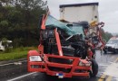 Motorista perde controle na pista molhada, bate com outro caminhão e homem fica gravemente ferido