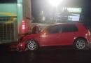 Motorista de carro é socorrido inconsciente após bater na traseira de ônibus