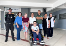 Após campanha, jovem cadeirante recebe equipamento motorizado