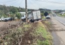 Carreta argentina fica sem freio na Serra do BNH e atinge muro de residência