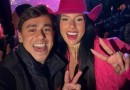 Show de Ana Castela por R$ 850 mil com verba pública vira alvo de polêmica após foto com Nikolas Ferreira e gesto com as mãos