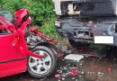 Acidente entre carro e caminhão deixa motorista preso nas ferragens