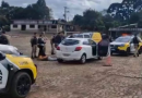 Taxista de 67 anos é assaltado e abandonado em área de mata; dois são presos