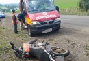 Acidente entre carro e moto deixa pessoa ferida na BR 163