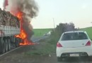 Caminhão é consumido pelo fogo na PR-493