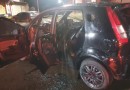 Veículo fica parcialmente destruído pelo fogo na rua Mario Cláudio Turra