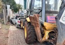 Retro escavadeira da prefeitrura atinge quatro veículos na área central