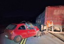 Motorista fica ferido após carro atingir traseira de carreta na SC-305