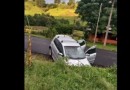 Homem invade chiqueiro, ataca porcos e cai com carro em buraco durante fuga em SC