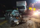 Jovem de 23 anos morre em batida frontal entre carro e caminhão na BR-282