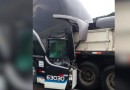Acidente entre ônibus e caminhão deixa um morto e 13 feridos em SC