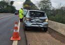 Colisão entre carro e caminhão deixa mulher ferida