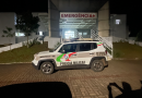 Homem enfrenta suspeito com faca e facão para proteger moradores e acaba lesionado