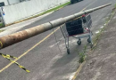 Homens carregam poste furtado em carrinho de supermercado