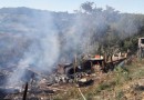 Homem deixa fogão a lenha aceso e casa de madeira fica totalmente destruída após incêndio