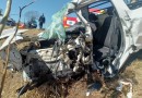 Batida frontal entre carro e caminhão deixa condutor preso nas ferragens na BR-282