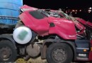 Motorista sofre ferimentos graves após tombar caminhão