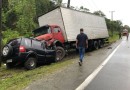 Carro colide frontalmente contra caminhão e 4 pessoas morrem em SC
