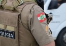 Homens flagrados com drogas causam alvoroço durante prisão e danificam viatura no centro de SMO
