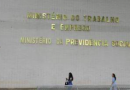 Governo prevê dificuldades para pagar abono salarial e seguro-desemprego até 2026