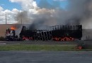 Carreta de câmara fria fica destruída após incêndio na BR-280