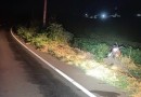 Casal fica ferido após motocicleta sair da pista e tombar