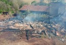 Residência fica destruída após incêndio no interior de São José do Cedro