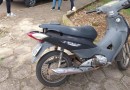Condutora de moto fica ferida após colisão com carro