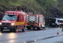 Caminhão colide em paredão de pedras na BR282