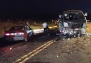 Acidente entre caminhonete e micro-ônibus com atletas de vôlei na BR-282 deixa mortos em SC