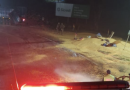 Carreta carregada de milho tomba e interdita parte da SC-163