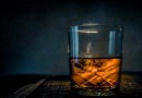 Consumo moderado de bebidas alcoólicas pode acelerar desenvolvimento de Alzheimer