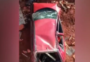 Carro sai da pista e cai dentro do condomínio dos idosos