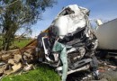 Colisão frontal entre caminhões mata dois motoristas na BR-116