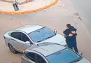 Motorista abraça desconhecido após batida de carro e cena emociona nas redes sociais