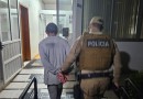 Homem agride filha de oito anos, tenta se esconder embaixo de cama mas é preso pela PM