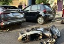 Motociclista é arremessado contra carro estacionado após colisão no centro
